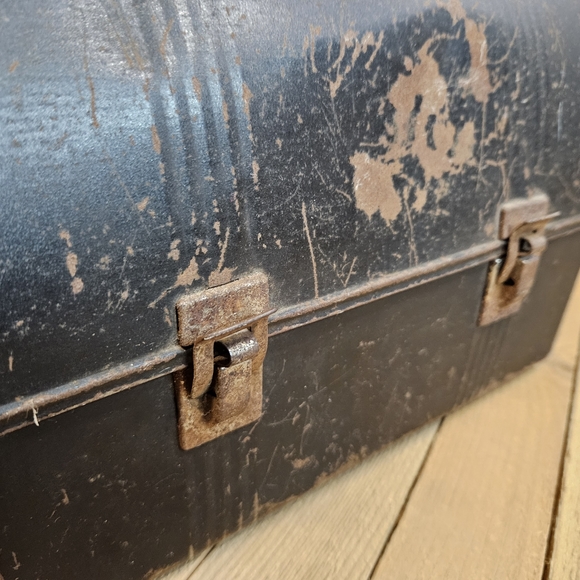 DOME TOP LUNCH BOX - CIRCA 1940 - PATENTS PENDING - THERMOS CLIP - NICE PATINA - Picture 2 of 15